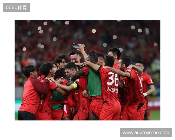 三连冠!上海海港加冕2025赛季中超冠军,摘下队史中超第四星 三连冠!上海海港加冕2025赛季中超冠军,摘下队史中超第四星