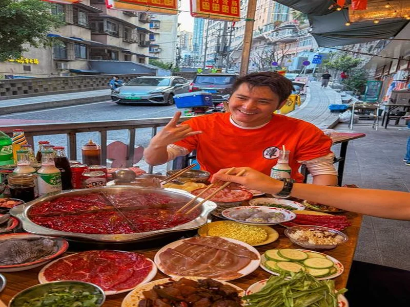 渝媒:李章洙在重庆被球迷请吃火锅,他直接吃的红锅微辣